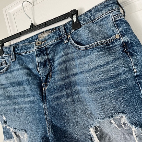 Torrid | denim distressed shorts - 20 - Picture 4 of 6